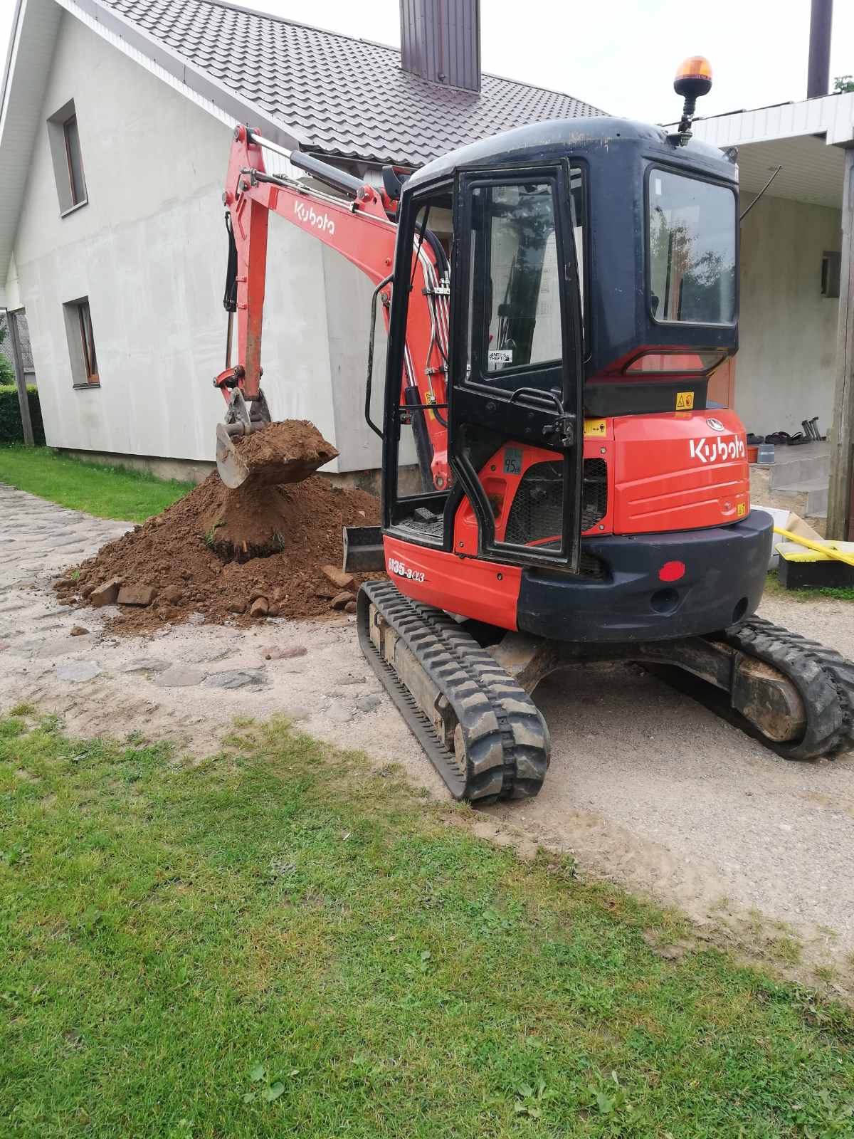 Grejoma technika nuotekų įrenginio montavimo vietoje